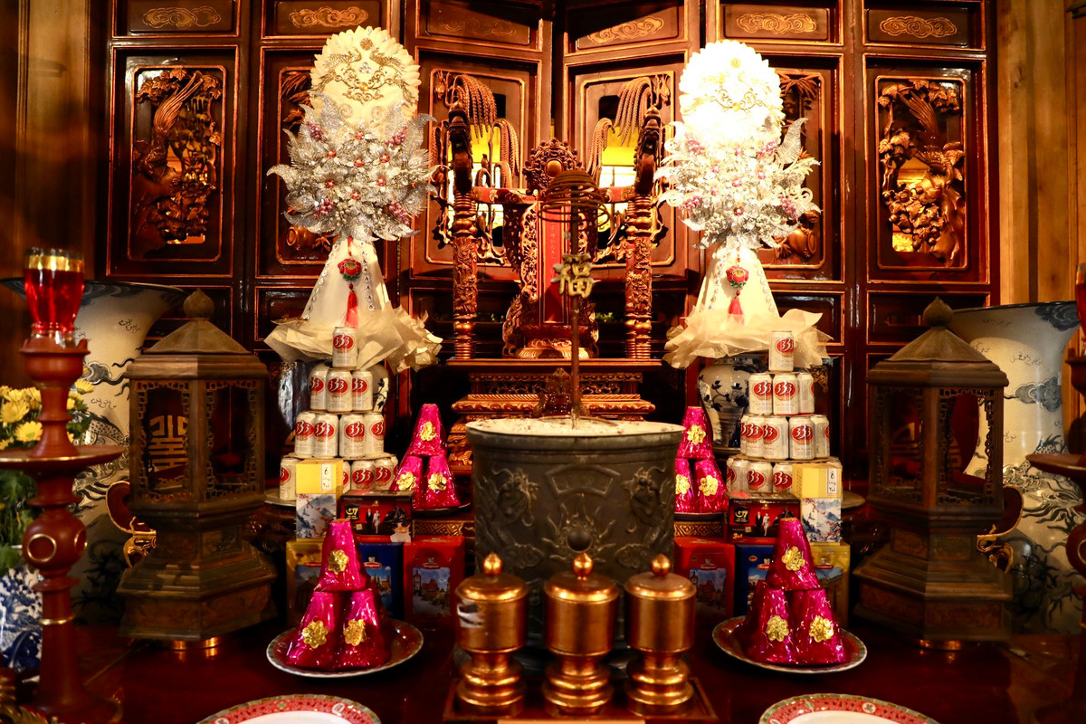 Hai bên phương đình và bên trong nhà đại bái, thiêu hương, cung cấm đều đặt các ban thờ trang trọng được chế tác tinh xảo với những tương phản đỏ - vàng và trắng - đen là sắc màu chủ đạo.