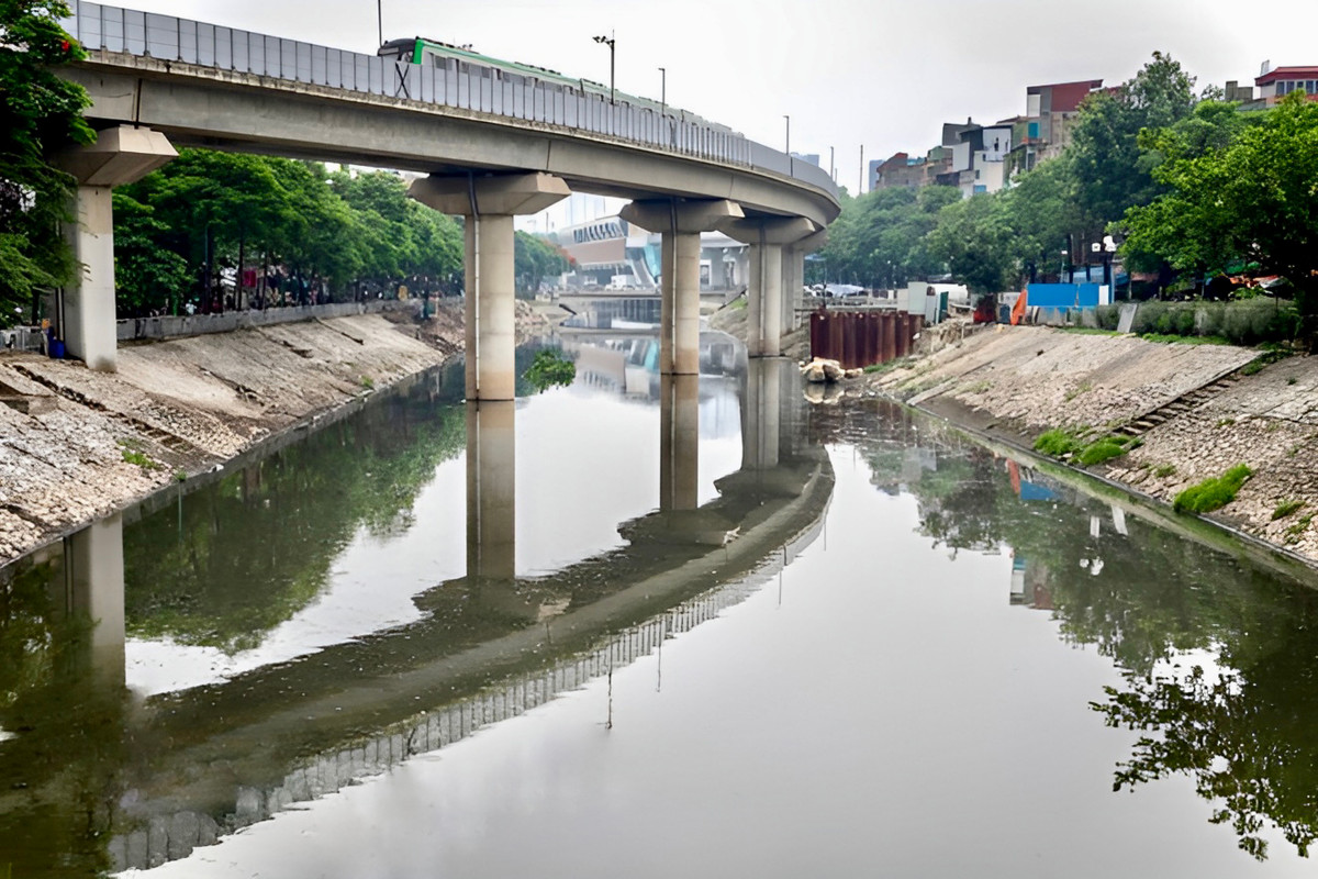 Sông Tô Lịch là một trong những trục tiêu thoát nước chính của Hà Nội với chiều dài hơn 14km, chảy qua 6 quận, huyện: Ba Đình, Cầu Giấy, Đống Đa, Thanh Xuân, Hoàng Mai, Thanh Trì. Mỗi ngày, có hơn 300 cống xả thải được xả trực tiếp xuống lòng sông Tô Lịch.