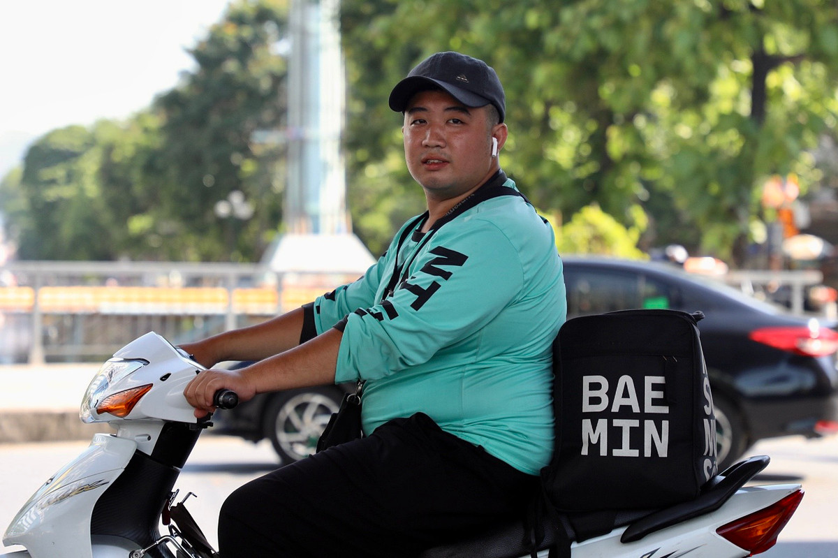 Anh Lưu Tuấn Nghĩa (28 tuổi, ở Đền Lừ) cho biết: “Tôi chạy giao đồ ăn được 2 năm rồi. Vào ngày hè, nhiệt độ vốn đã cao, cộng thêm hơi nóng của mặt đường nữa nên rất vất vả, bỏng rát khắp người. Ngày nào tôi cũng chạy từ sáng sớm đến tối mới về, không nghỉ trưa, cố gắng làm sao kiếm được 400 – 500.000 đồng/ngày”.