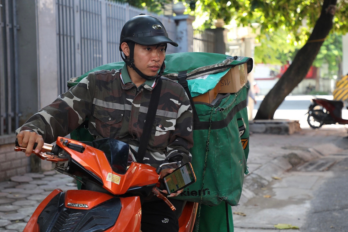 “Khung giờ tôi chạy là từ 8h sáng đến 17h chiều. Buổi trưa không nghỉ, chỉ tranh thủ ăn cơm trong chốc lát rồi tiếp tục đi giao để được nhiều đơn hơn. Phải có thể lực, chịu được vất vả thì mới bám trụ được với nghề này chứ đầy người phải bỏ làm nghề khác”, anh Nguyễn Hữu Giáp (30 tuổi) cho hay.