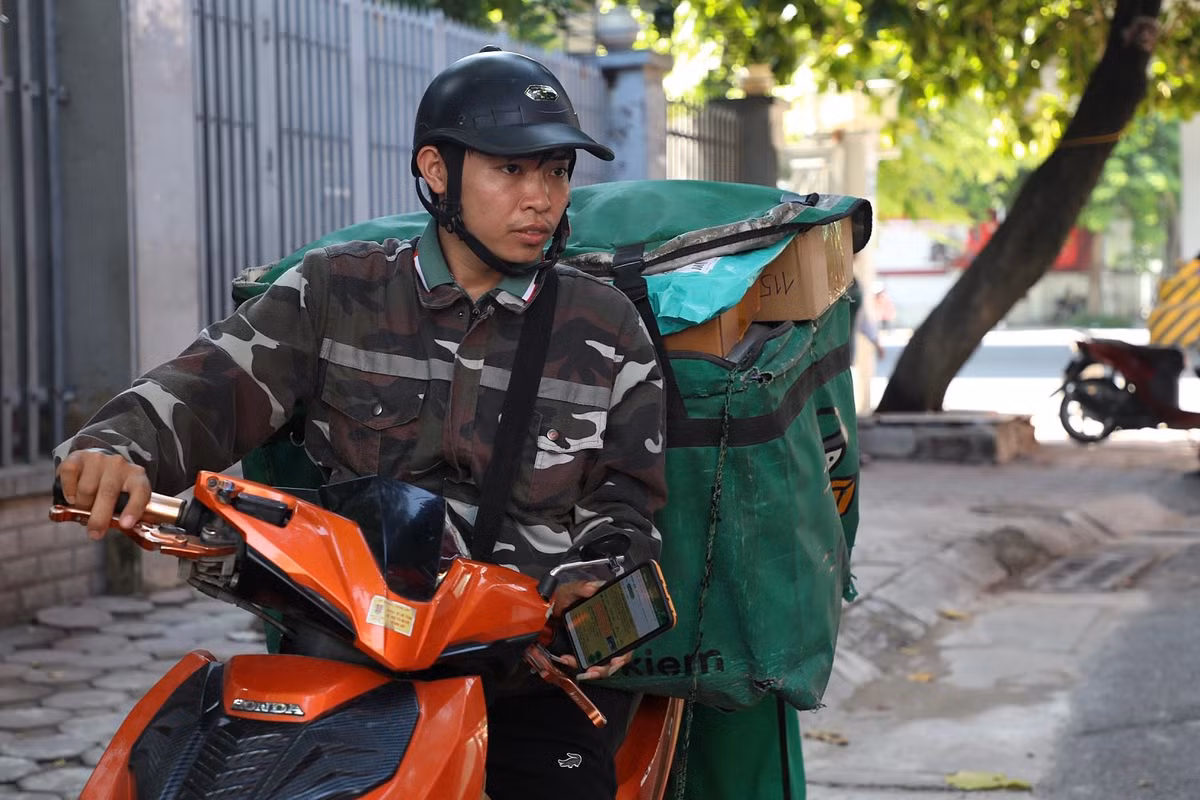 “Khung giờ tôi chạy là từ 8h sáng đến 17h chiều. Buổi trưa không nghỉ, chỉ tranh thủ ăn cơm trong chốc lát rồi tiếp tục đi giao để được nhiều đơn hơn. Phải có thể lực, chịu được vất vả thì mới bám trụ được với nghề này chứ đầy người phải bỏ làm nghề khác”, anh Nguyễn Hữu Giáp (30 tuổi) cho hay.