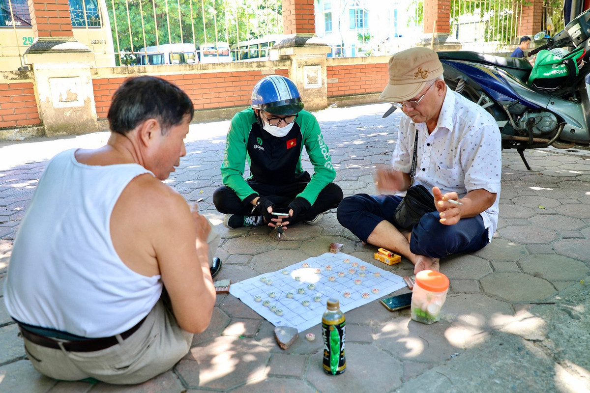 Những phút thư giãn của tài xế shipper và xe ôm truyền thống.