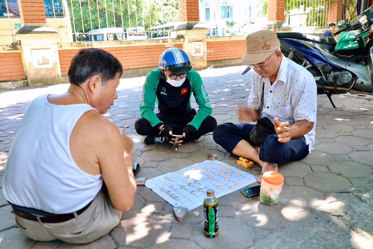 Những phút thư giãn của tài xế shipper và xe ôm truyền thống.