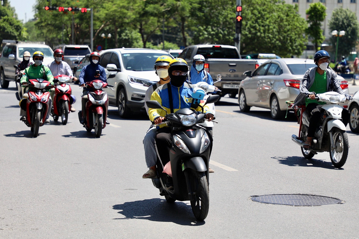 Những ngày gần đây, người dân trên địa bàn Hà Nội lại phải đối mặt với đợt nắng nóng lên tới gần 40 độ C. Hôm nay (7/7), Hà Nội tiếp tục nắng nóng diện rộng, nhiệt độ cao nhất phổ biến 35 - 37 độ C, có nơi trên 37 độ C.