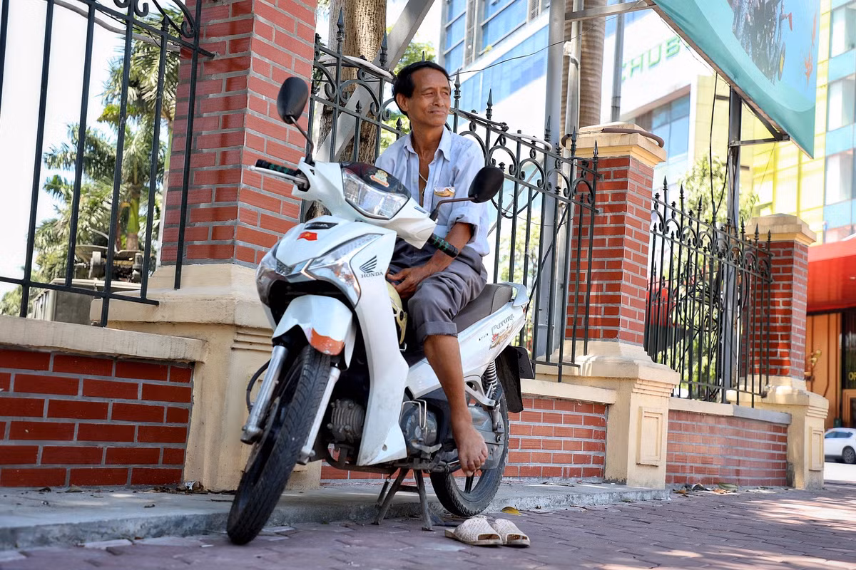 Cùng chung nỗi vất vả nhưng ông Lê Đức Thực (63 tuổi, quận Thanh Xuân), chạy xe ôm truyền thống có phần khó khăn hơn những xe ôm công nghệ.