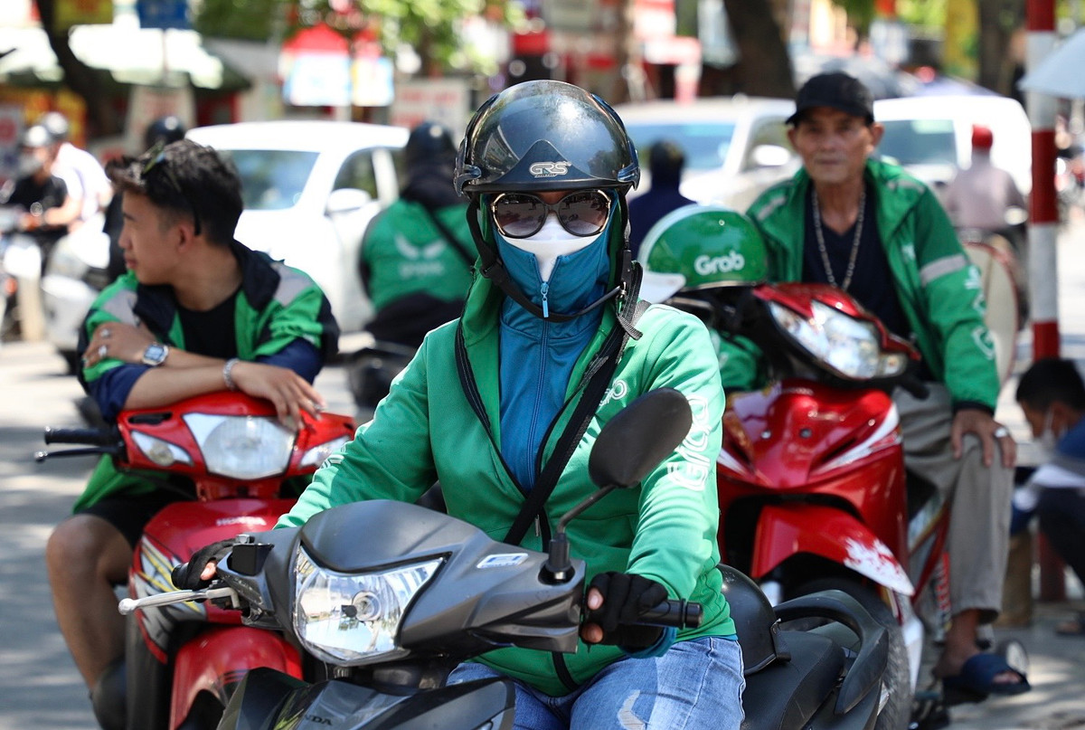 Cô Đỗ Thị Định (46 tuổi, ở Hải Dương), nữ tài xế xe ôm công nghệ chia sẻ: “Mỗi ngày tôi chạy vài trăm km là bình thường, tuy nhiên vào ngày hè thời tiết nắng quá nên thời gian chạy cũng ít đi. Chạy xe ngoài trời nắng gắt quá cũng bị say nắng, đau nhức đầu, nhưng chỉ làm viên thuốc là đỡ và lại chạy tiếp. Biện pháp bảo hộ để tránh nóng là mặc áo thật dày, bịt kín với khẩu trang, kính mắt, găng tay.”