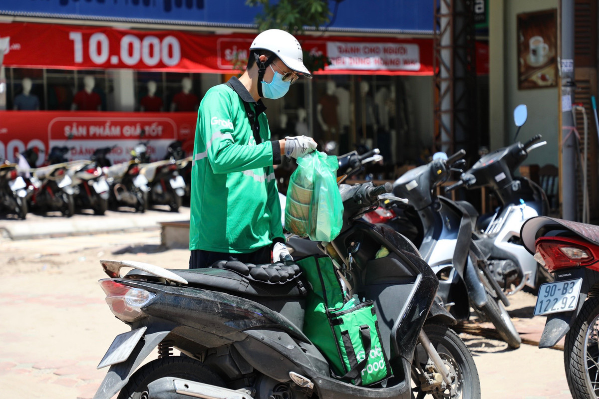 Vào khung giờ từ 11h đến 13h là thời điểm "vàng" của shipper giao đồ ăn, bởi buổi trưa lượng khách có nhu cầu đặt thực phẩm, đồ ăn, uống rất lớn.