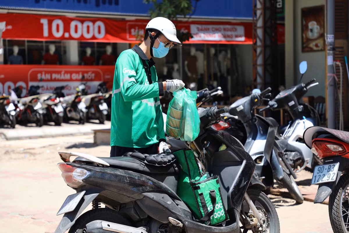 Vào khung giờ từ 11h đến 13h là thời điểm "vàng" của shipper giao đồ ăn, bởi buổi trưa lượng khách có nhu cầu đặt thực phẩm, đồ ăn, uống rất lớn.