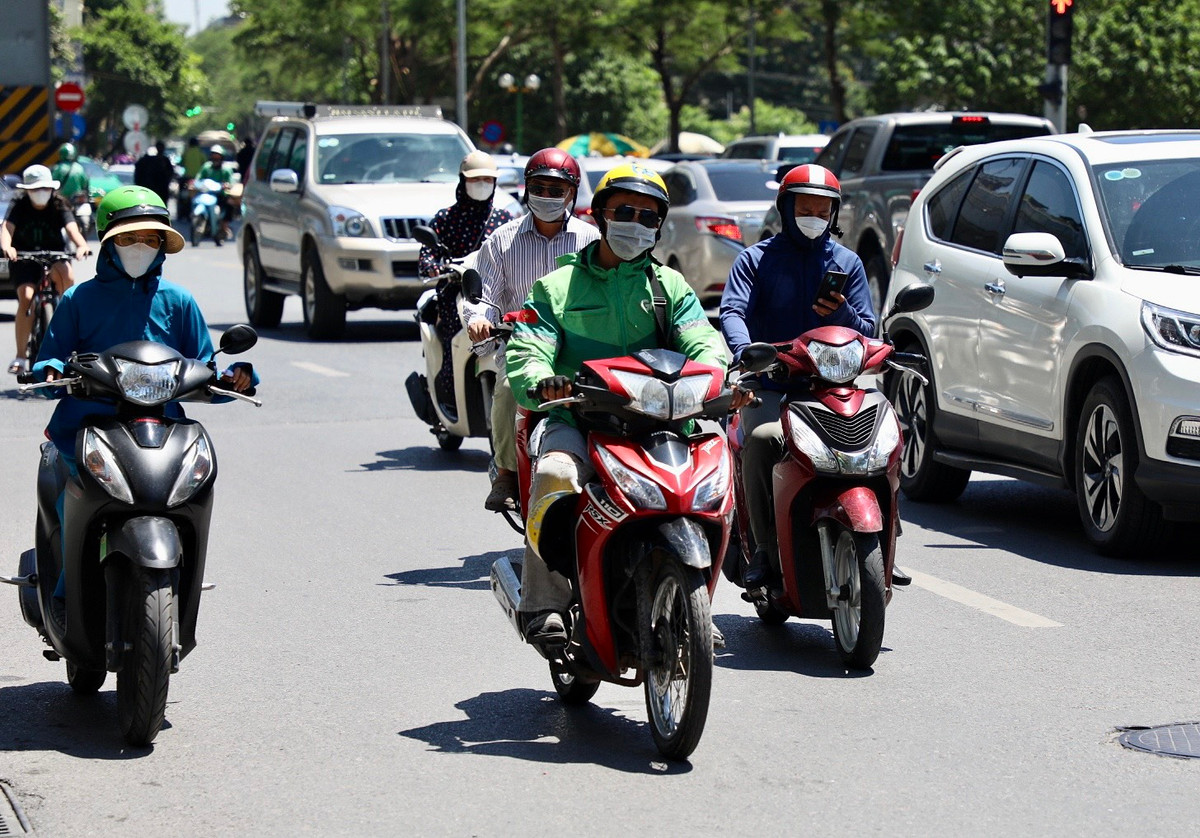 Trong khi đó, những tài xế xe ôm, shipper (người giao hàng) vẫn phải ra đường, "phơi mình" cả ngày giữa nắng nóng, chật vật mưu sinh.