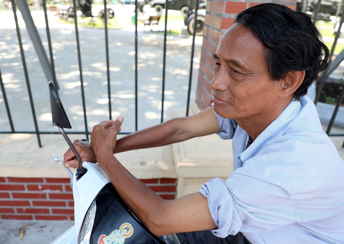 “Tôi chạy xe được 18 năm, trước khi dịch vụ xe ôm công nghệ ra đời thì ngày chạy được 500 – 700.000 đồng/ngày còn trang trải được cuộc sống. Giờ thì ngày nào giỏi lắm chỉ được vài ba trăm, còn không thì chỉ được vài chục, có khi tay trắng về nhà. Không giấu gì cả, thực sự giờ là rất “đói”, ông Thực dơ đôi cánh tay với 2 màu đen trắng rõ rệt, ngậm ngùi.