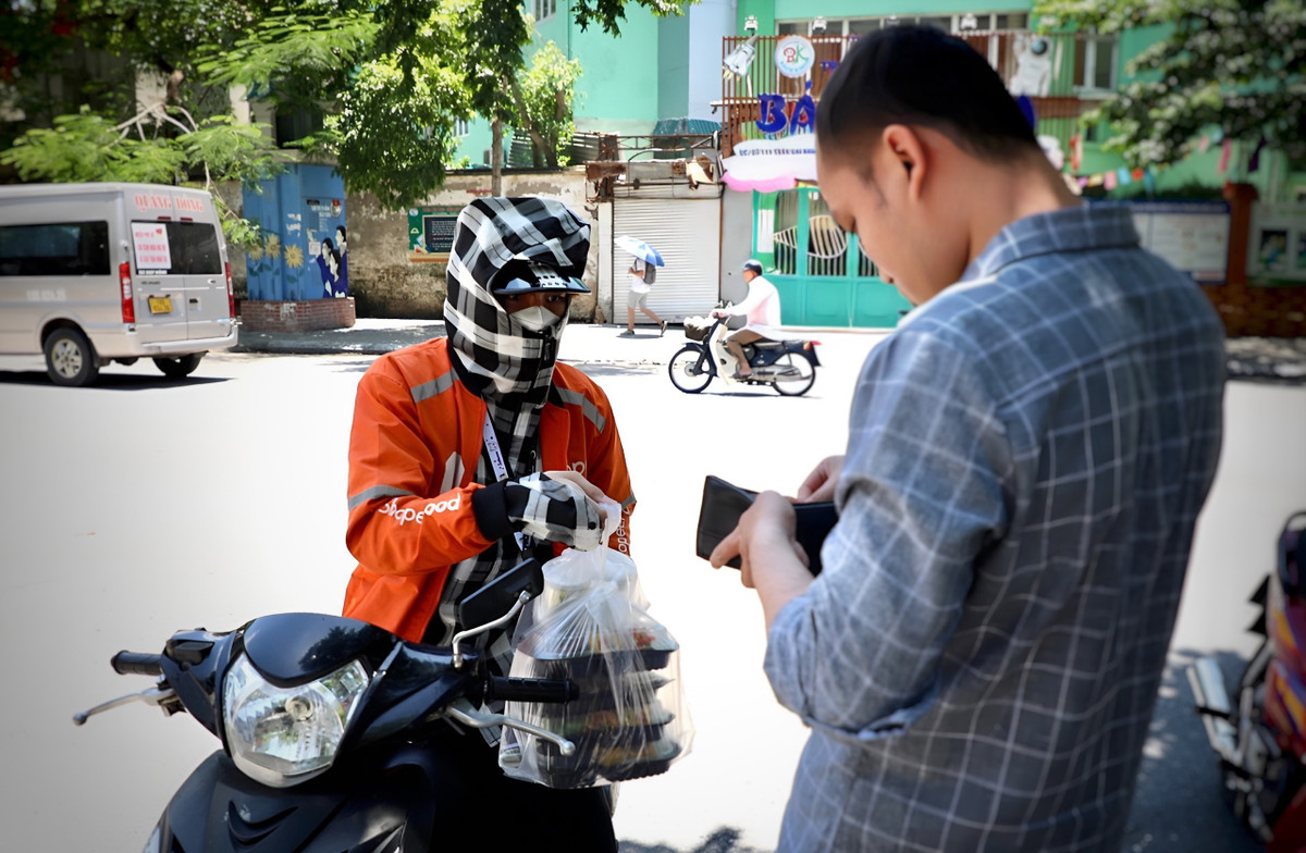 “Shipper giao hàng, nhất là giao đồ ăn là phải làm thông trưa. Buổi trưa nắng nóng khách hàng không muốn ra ngoài ăn nên họ sẽ đặt ship tới nhà, tới cơ quan rất nhiều. Dù thời tiết có khắc nghiệt, nắng nóng đến mấy thì vẫn phải đi vì đặc thù công việc là như vậy”, Đào Ngọc Hoà (21 tuổi, Thanh Hoá) tâm sự và cho biết chẳng khi nào thiếu việc.