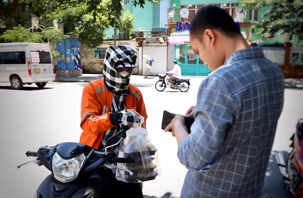 “Shipper giao hàng, nhất là giao đồ ăn là phải làm thông trưa. Buổi trưa nắng nóng khách hàng không muốn ra ngoài ăn nên họ sẽ đặt ship tới nhà, tới cơ quan rất nhiều. Dù thời tiết có khắc nghiệt, nắng nóng đến mấy thì vẫn phải đi vì đặc thù công việc là như vậy”, Đào Ngọc Hoà (21 tuổi, Thanh Hoá) tâm sự và cho biết chẳng khi nào thiếu việc.