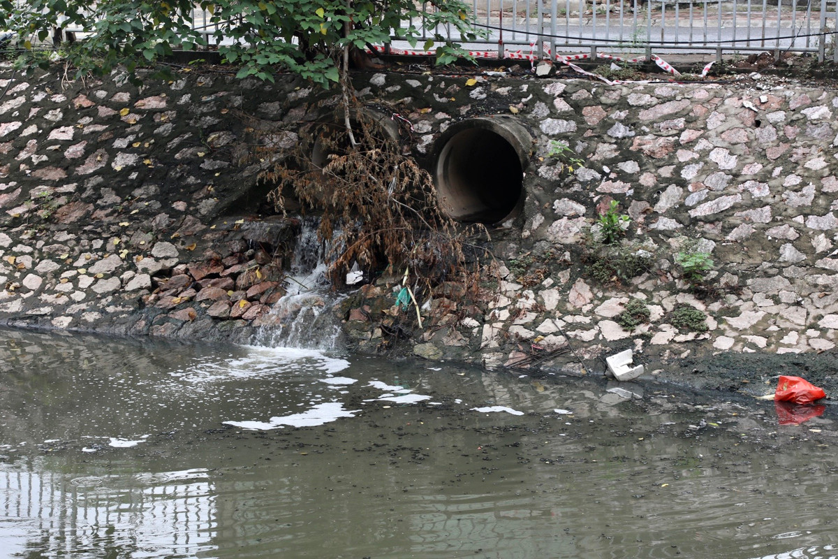  Nước thải từ các khu dân cư, cơ sở sản xuất không được xử lý xả trực tiếp vào sông Lừ.