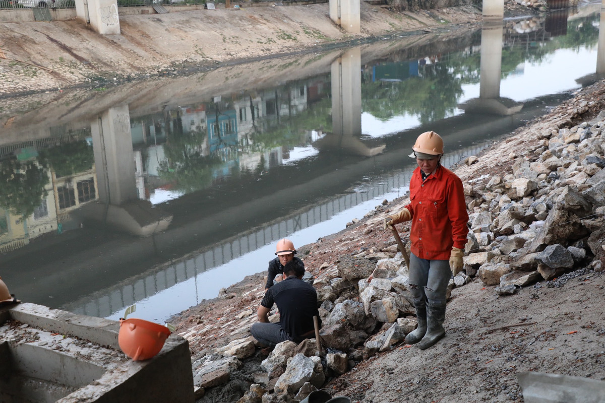 UBND TP.Hà Nội chỉ đạo các sở, Ban quản lý dự án đầu tư xây dựng công trình hạ tầng kỹ thuật và nông nghiệp thành phố nghiên cứu các giải pháp trước mắt và lâu dài để thực hiện tại Thông báo số 218/TB-VP ngày 20/5/2022 về tình hình triển khai các dự án thoát nước, xử lý nước thải, thực trạng xả thải ra các con sông và giải pháp thu gom xử lý nước thải nhằm giảm thiểu ô nhiễm môi trường các sông: Tô Lịch, Kim Ngưu, Lừ, Sét...