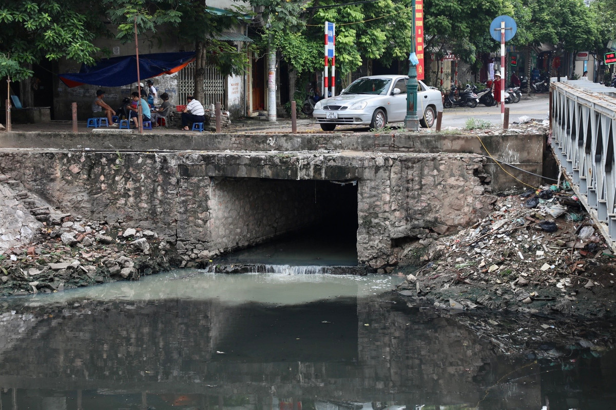 Nước sông đen kịt, bốc mùi hôi thối quanh năm, ảnh hưởng nghiêm trọng tới cuộc sống người dân.