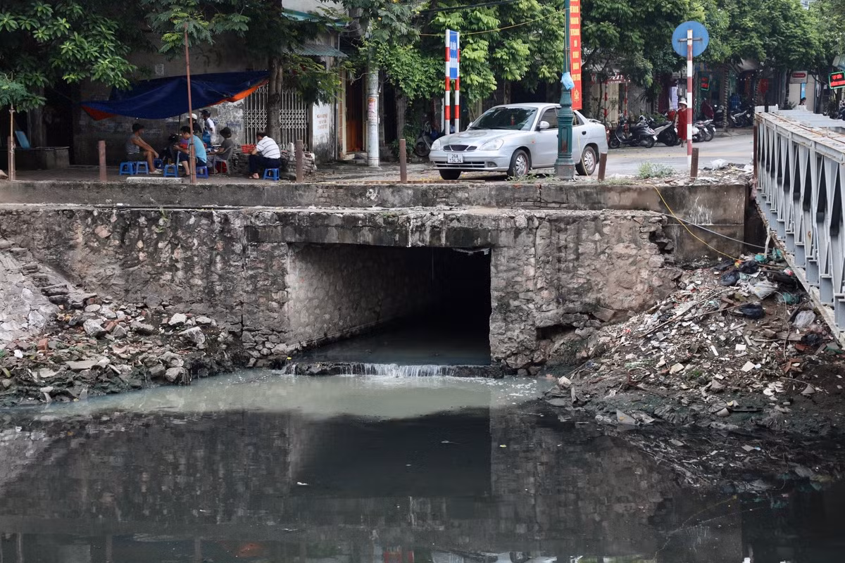 Nước sông đen kịt, bốc mùi hôi thối quanh năm, ảnh hưởng nghiêm trọng tới cuộc sống người dân.