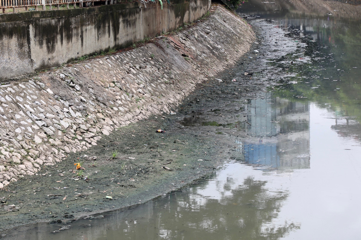  Váng dầu đóng thành từng mảng, trôi lềnh phềnh suốt chiều dài sông Sét.