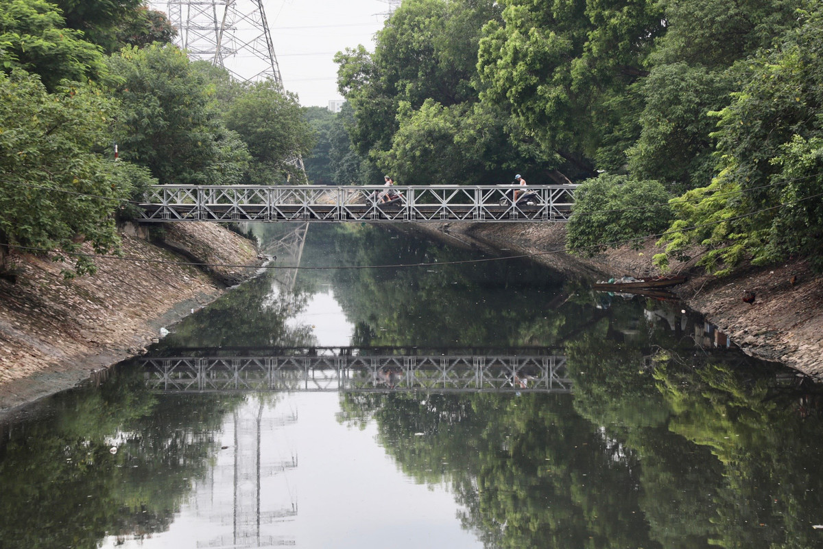  Sông Kim Ngưu nằm trong hệ thống thoát nước thải của TP Hà Nội dài 1,2km, từ ngã tư Lò Đúc - Trần Khát Chân (quận Hai Bà Trưng) đến Yên Sở (quận Hoàng Mai).