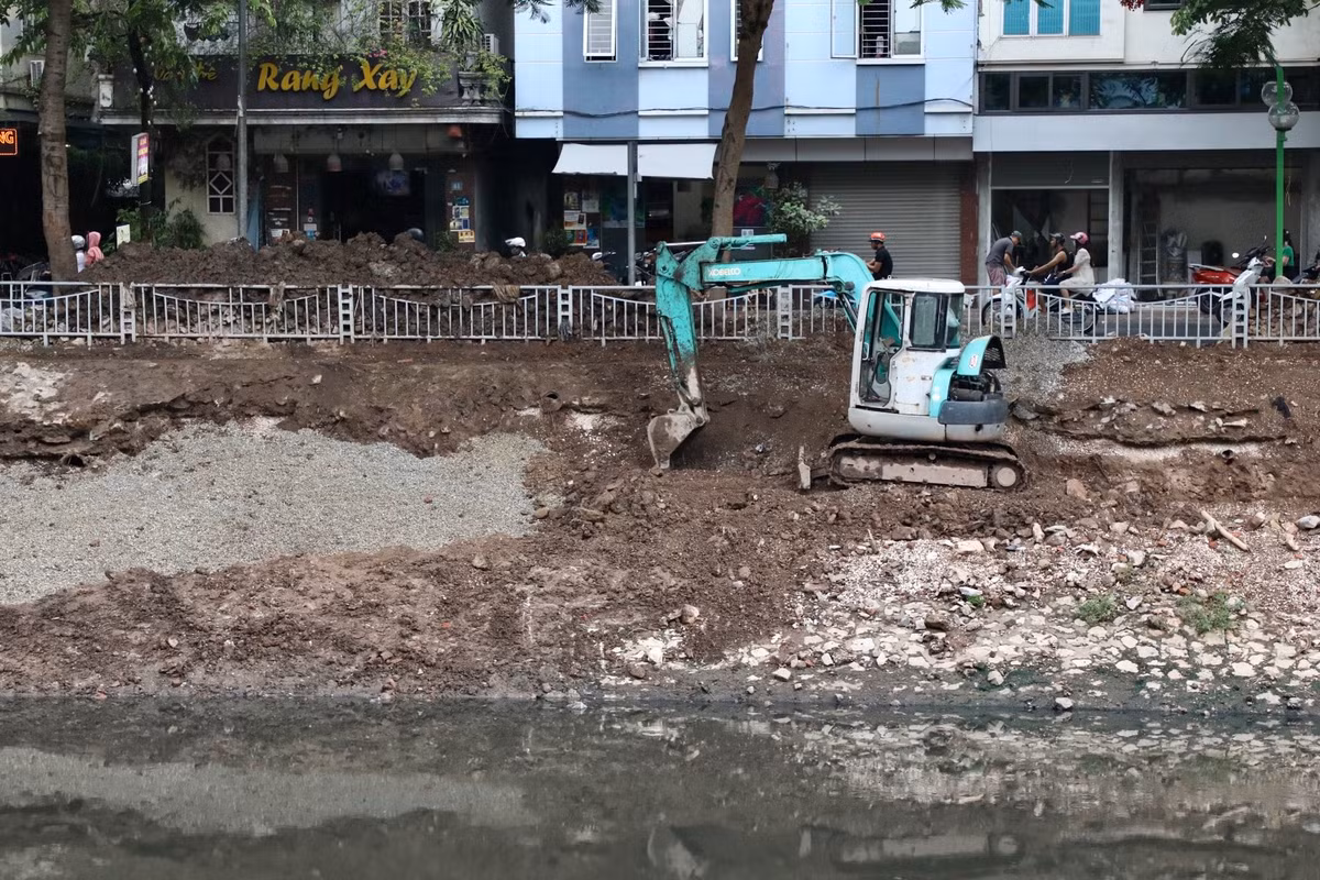 Hiện, phần bờ kè của sông Tô Lịch đang được cải tạo và nâng cấp.