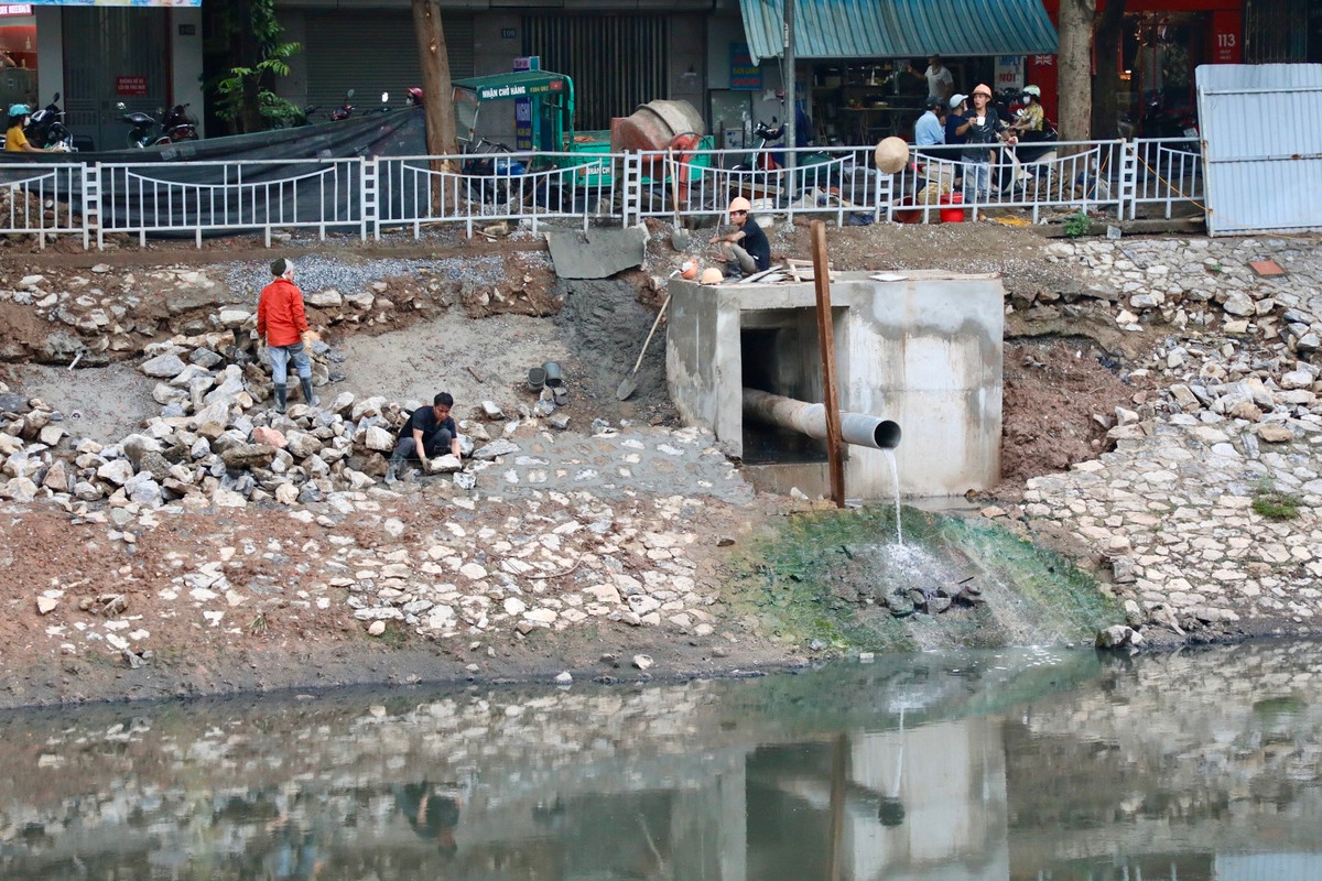 Một số dự án đang được thực hiện để góp phần cải thiện ô nhiễm như dự án thoát nước nhằm cải thiện môi trường giai đoạn 1 và giai đoạn 2, bao gồm: Cải tạo hệ thống thoát nước khu vực nội thành, cải tạo kè và công trình hạ tầng kỹ thuật dọc các sông Tô Lịch, Kim Ngưu, Lừ, Sét; cải tạo nạo vét hồ nội thành; các nhà máy xử lý nước thải đầu tư, đưa vào vận hành: Kim Liên, Trúc Bạch, Bảy Mẫu, Nhà máy xử lý nước thải Yên Sở (công suất 200.000m3/ngày-đêm); dự án xây dựng hệ thống thu gom và nhà máy xử lý nước thải Yên Xá (công suất 270.000m3/ngày-đêm).