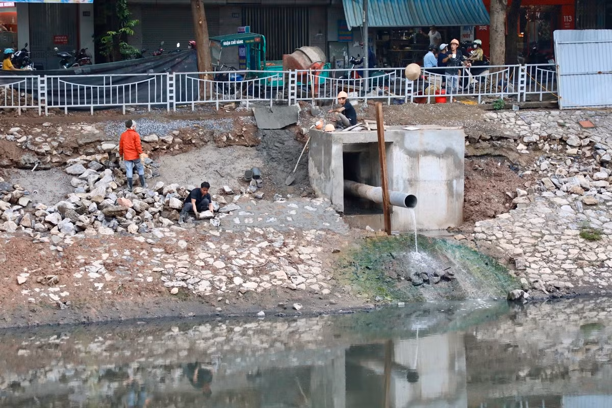 Một số dự án đang được thực hiện để góp phần cải thiện ô nhiễm như dự án thoát nước nhằm cải thiện môi trường giai đoạn 1 và giai đoạn 2, bao gồm: Cải tạo hệ thống thoát nước khu vực nội thành, cải tạo kè và công trình hạ tầng kỹ thuật dọc các sông Tô Lịch, Kim Ngưu, Lừ, Sét; cải tạo nạo vét hồ nội thành; các nhà máy xử lý nước thải đầu tư, đưa vào vận hành: Kim Liên, Trúc Bạch, Bảy Mẫu, Nhà máy xử lý nước thải Yên Sở (công suất 200.000m3/ngày-đêm); dự án xây dựng hệ thống thu gom và nhà máy xử lý nước thải Yên Xá (công suất 270.000m3/ngày-đêm).