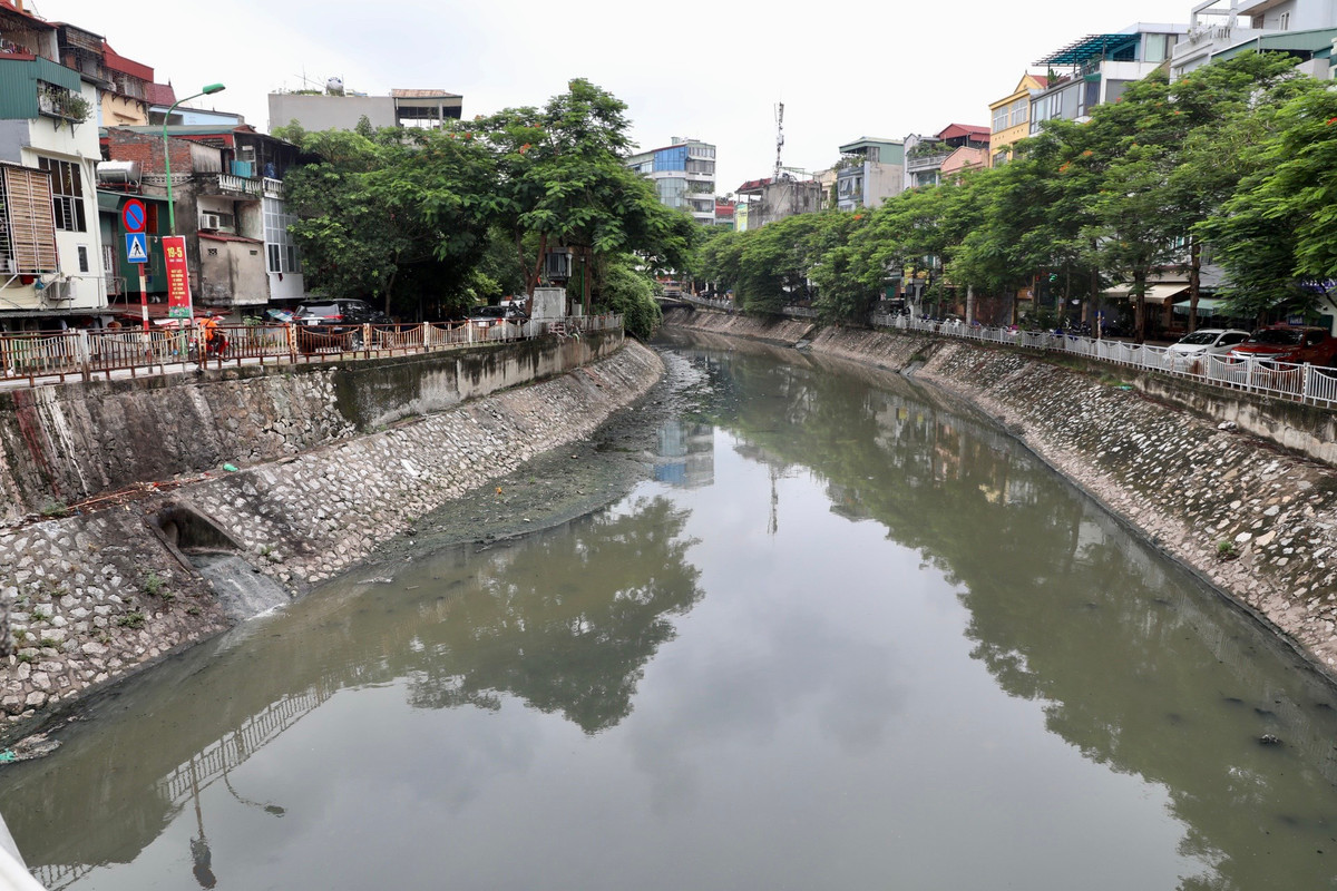 Sông Sét (quận Hoàng Mai) dài khoảng 3,6 km cũng đang trong tình trạng ô nhiễm nặng.