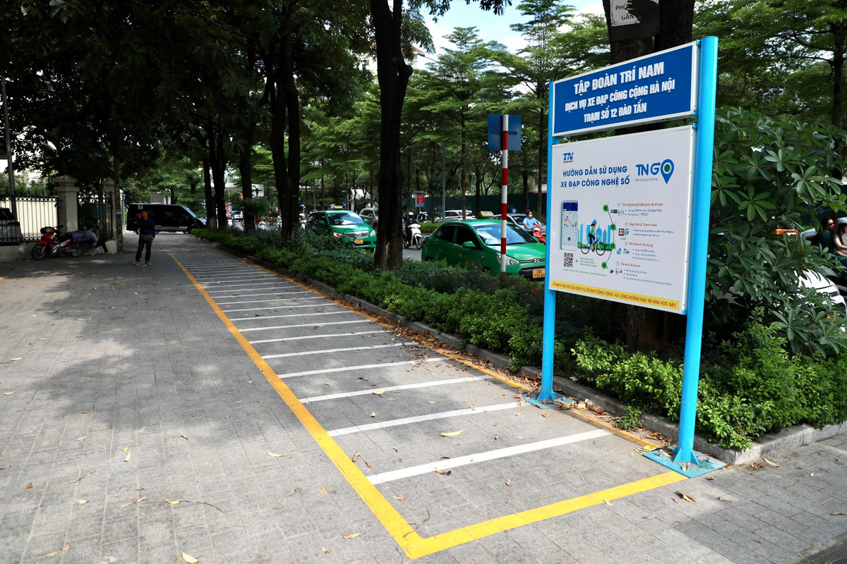 Liên quan đến vấn đề này, đại diện Cty Trí Nam cho biết, 6 quận nội thành đã bố trí đủ các điểm đỗ của dự án giai đoạn 1 để nhà đầu tư lập các trạm xe đạp công cộng, hiện dự án không còn khó khăn gì về mặt bằng làm trạm dừng đỗ. Cty đang nhập phương tiện về để đưa các trạm này vào hoạt động trong thời gian sớm nhất.