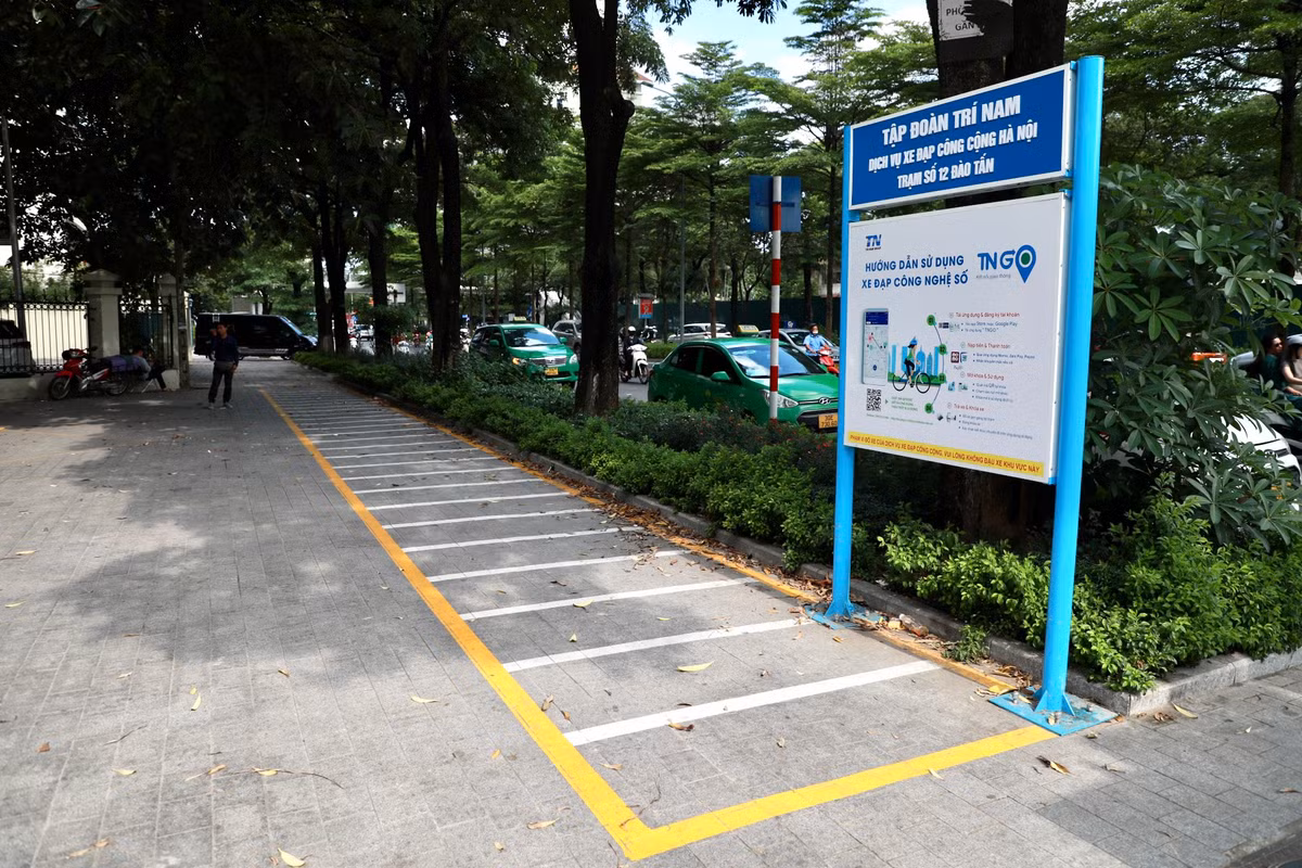 Liên quan đến vấn đề này, đại diện Cty Trí Nam cho biết, 6 quận nội thành đã bố trí đủ các điểm đỗ của dự án giai đoạn 1 để nhà đầu tư lập các trạm xe đạp công cộng, hiện dự án không còn khó khăn gì về mặt bằng làm trạm dừng đỗ. Cty đang nhập phương tiện về để đưa các trạm này vào hoạt động trong thời gian sớm nhất.