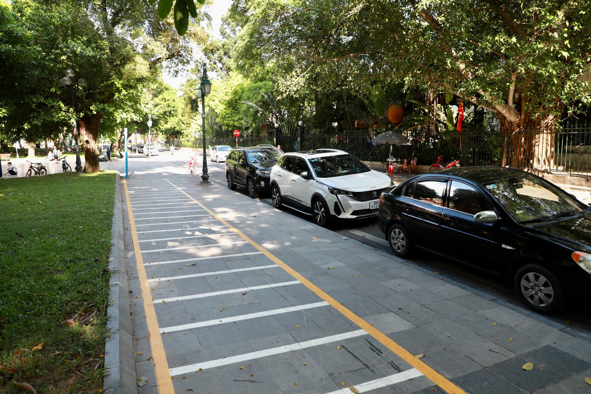 Để triển khai dự án xe đạp công cộng Hà Nội, đã có trên 90 điểm đỗ xe được được các quận nội thành bố trí diện tích để lập trên vỉa hè, công viên. Mỗi điểm đỗ cần diện tích từ 120 đến 150 m để làm “Trạm dừng Xe đạp công cộng”.