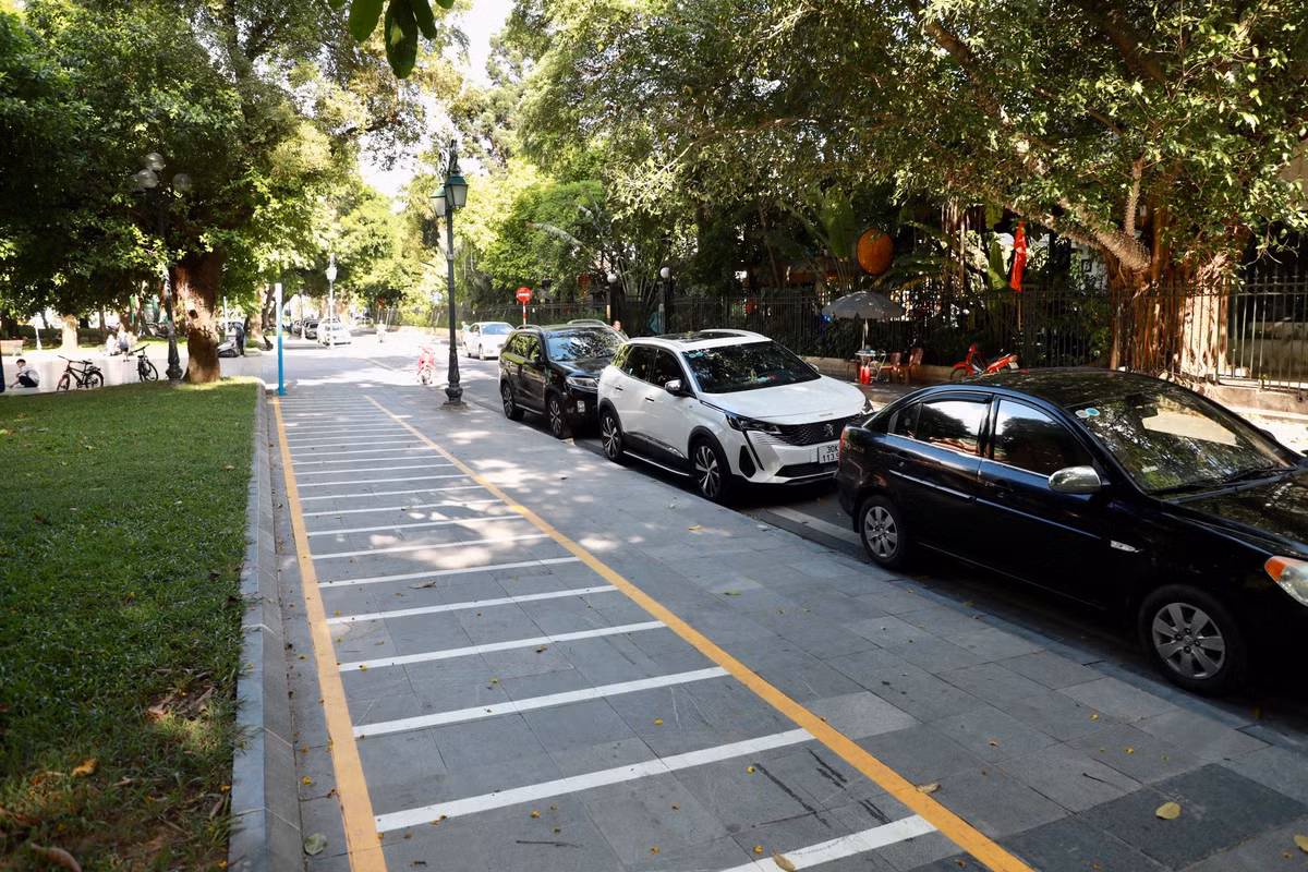 Để triển khai dự án xe đạp công cộng Hà Nội, đã có trên 90 điểm đỗ xe được được các quận nội thành bố trí diện tích để lập trên vỉa hè, công viên. Mỗi điểm đỗ cần diện tích từ 120 đến 150 m để làm “Trạm dừng Xe đạp công cộng”.