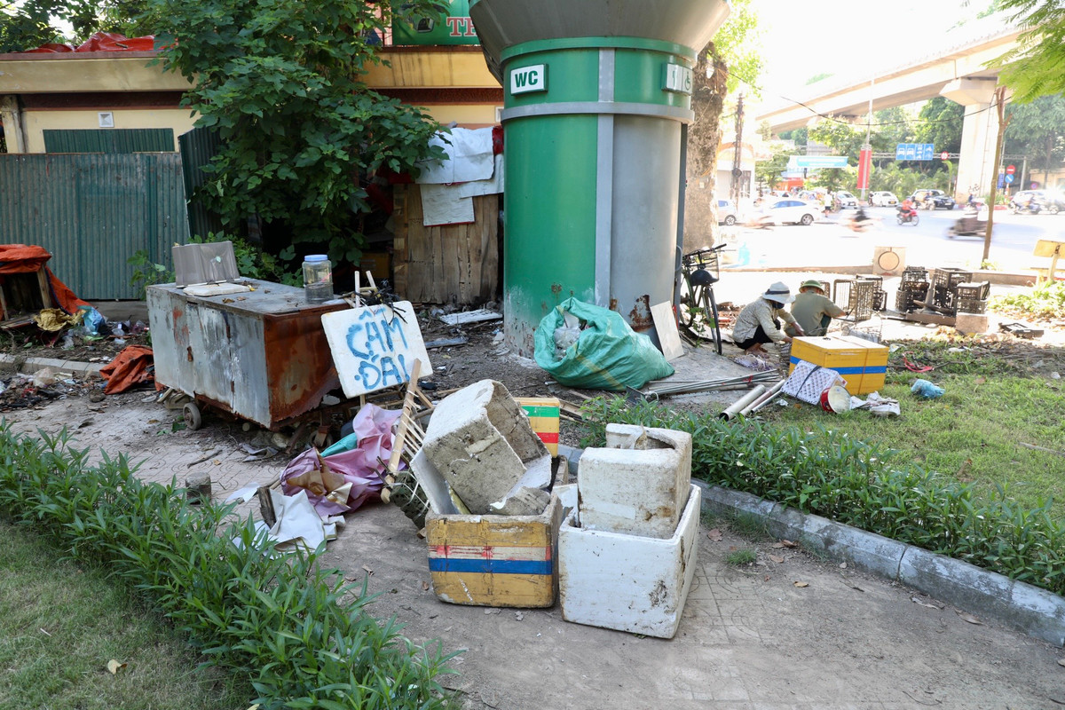 Nằm tiếp giáp 3 con đường lớn của Thủ đô nhưng hình ảnh vườn hoa ở Hà Đông hiện nhếch nhác, mất mỹ quan đô thị.