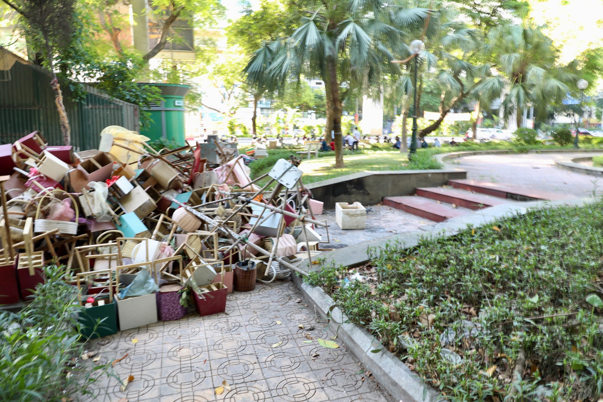 Giỏ hoa của những của hàng đổ chất thành đống chắn hết lối ra vào.