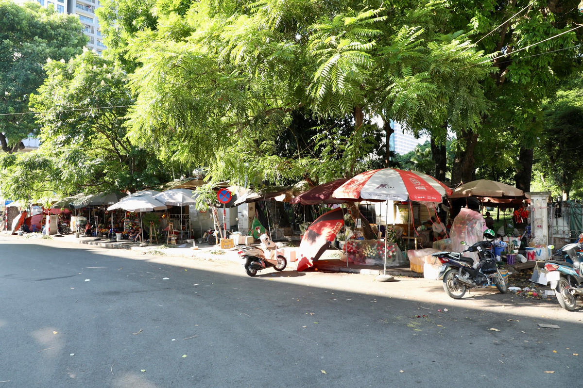 Phía đường Nguyễn Trãi, vườn hoa cũng bị bịt kín bởi các điểm bán hoa.