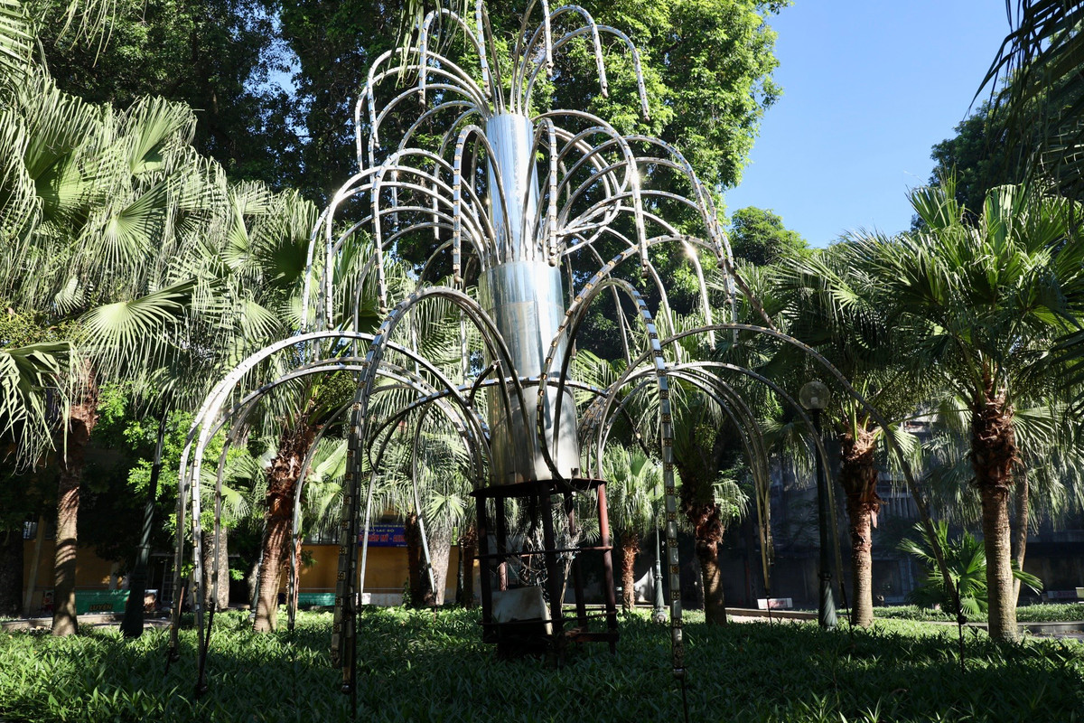 Công trình đài phun nước vườn hoa Hà Đông hoen gỉ, nghiêng hẳn sang một bên.