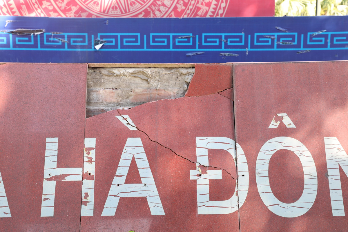 Đá ốp lát in dòng chữ "Vườn hoa Hà Đông" bị nứt vỡ, pano thủng lỗ chỗ.