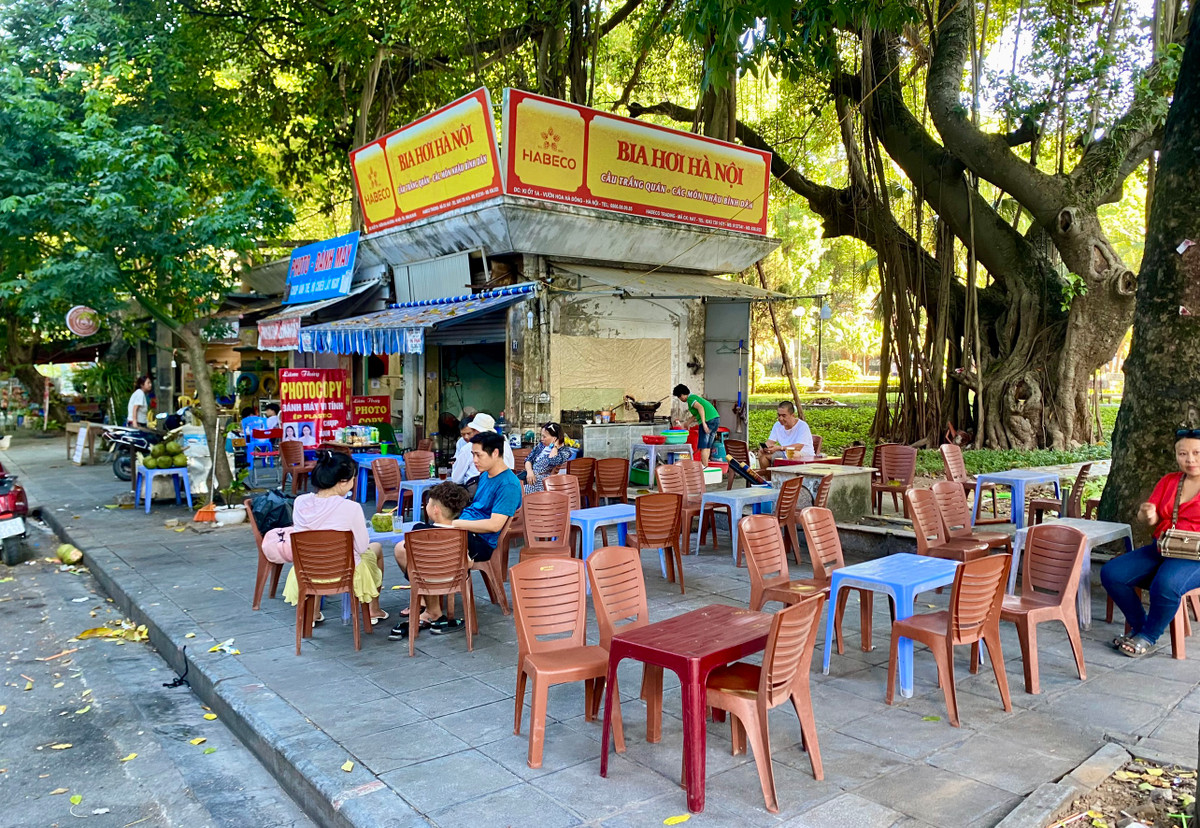 Đáng chú ý, khu vực phía đường Nhuệ Giang, vườn hoa Hà Đông bị các hộ kinh doanh bia, cafe chiếm dụng, bày bàn ghế chắn cả lối ra vào.