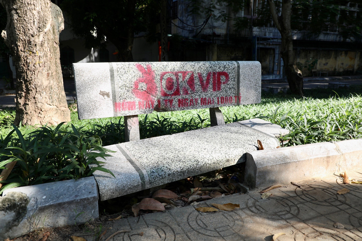Ghế đá hư hỏng, bị xịt sơn quảng cáo trái phép.