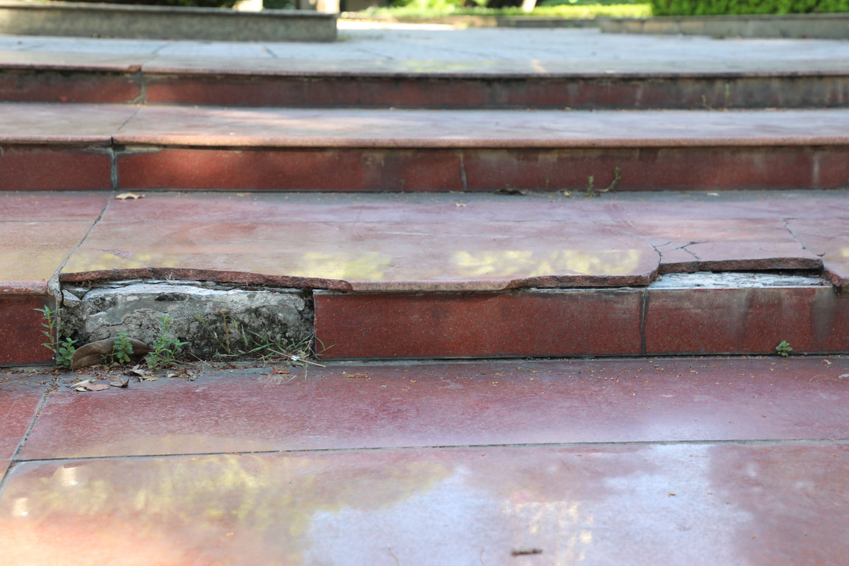 Bậc thang lên xuống cũng bị vỡ, bong tróc.