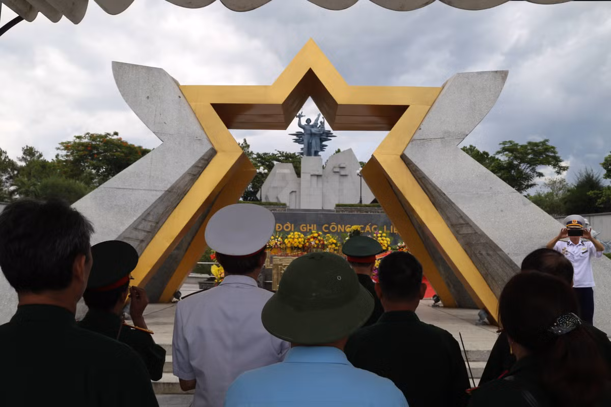 Đây hiện là nơi đang yên nghỉ của hơn 1 vạn liệt sĩ hy sinh trên tuyến đường 9 và đất bạn Lào.