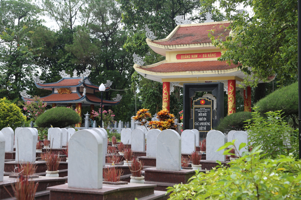 Những ngày qua, nơi này đón hàng nghìn đoàn khách đến thăm viếng.