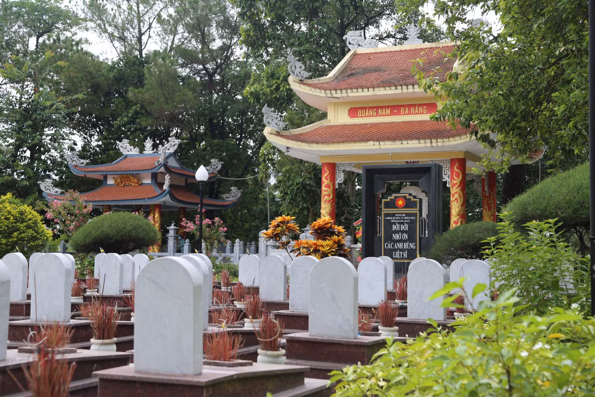 Những ngày qua, nơi này đón hàng nghìn đoàn khách đến thăm viếng.