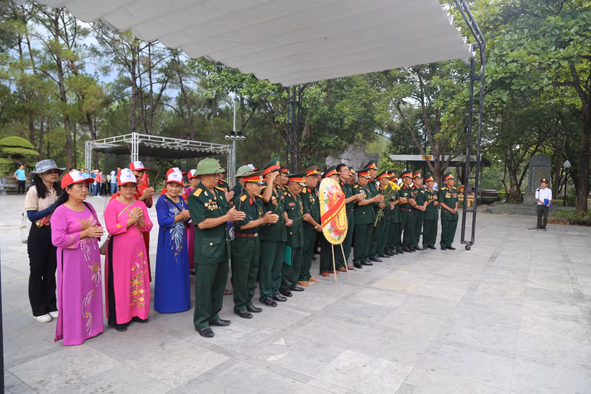 Dòng người đến thăm viếng, tri ân tại nghĩa trang là các cơ quan, đoàn thể, thân nhân liệt sĩ đến từ mọi miền của Tổ quốc.