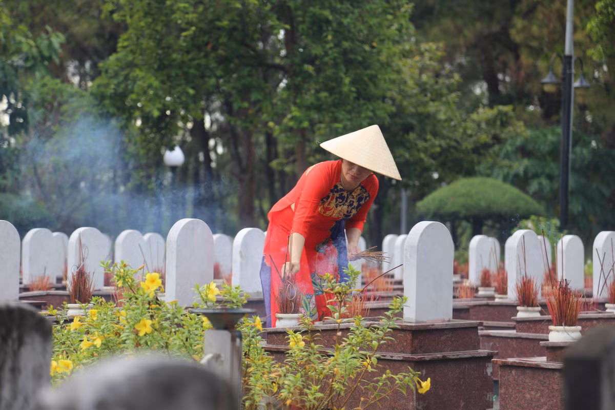 Thành kính dâng hương lên phần mộ các liệt sĩ.