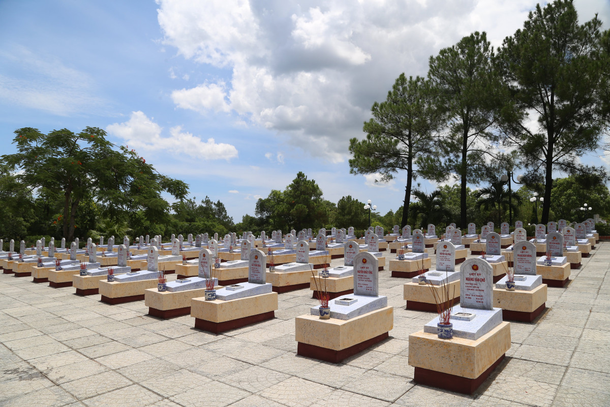 Khác với Nghĩa trang Liệt sĩ quốc gia Trường Sơn, phần đông các phần mộ liệt sĩ đang nằm tại Nghĩa trang Liệt sĩ quốc gia Đường 9 là chưa biết tên hoặc biết tên nhưng chưa có địa chỉ.