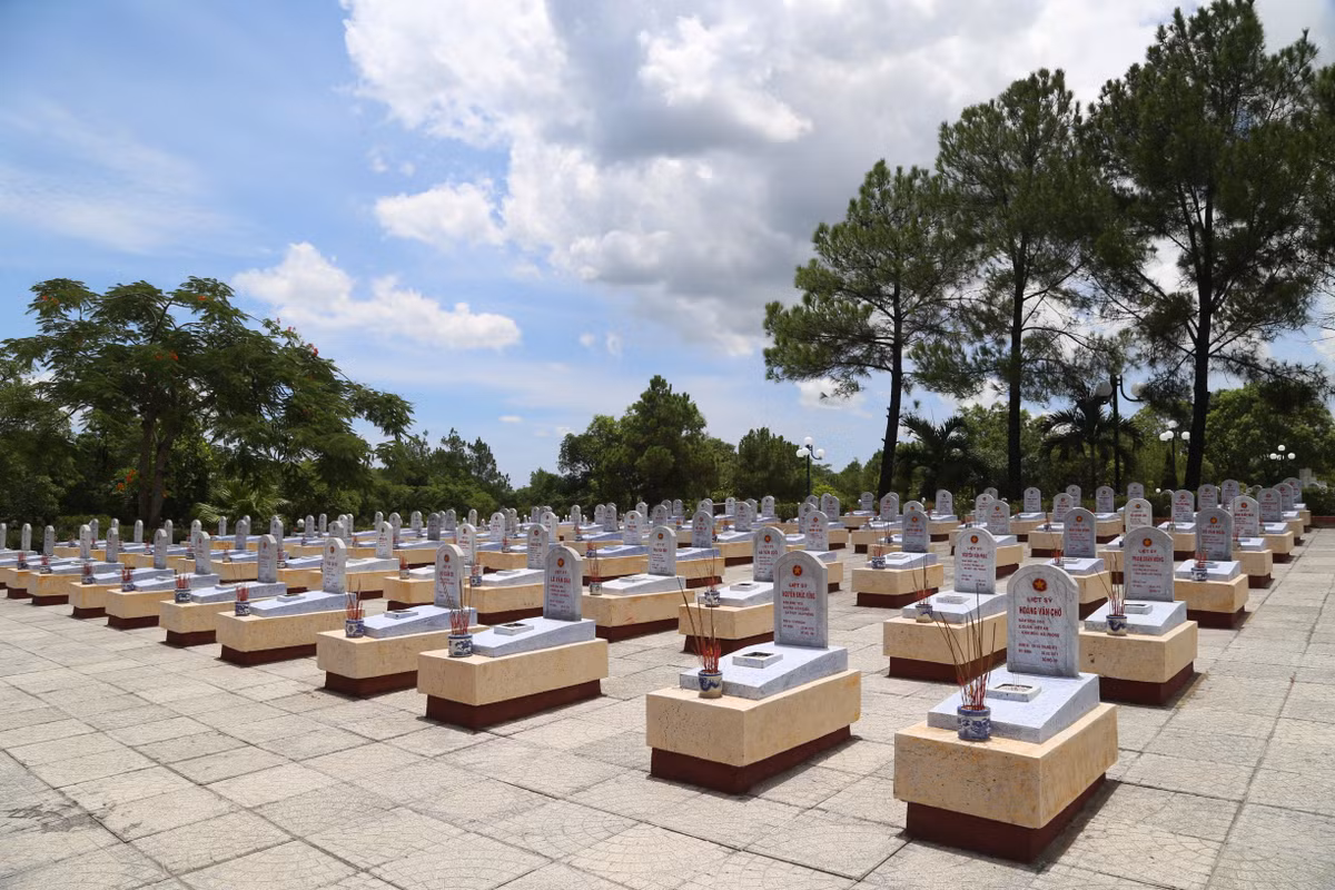 Khác với Nghĩa trang Liệt sĩ quốc gia Trường Sơn, phần đông các phần mộ liệt sĩ đang nằm tại Nghĩa trang Liệt sĩ quốc gia Đường 9 là chưa biết tên hoặc biết tên nhưng chưa có địa chỉ.