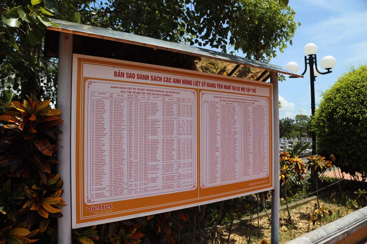 Đặc biệt, tại nghĩa trang có một khu mộ thu hút sự chú ý của nhiều người khi đến thăm viếng, đó là khu mộ tập thể, nơi đang yên nghỉ của khoảng 600 liệt sĩ.