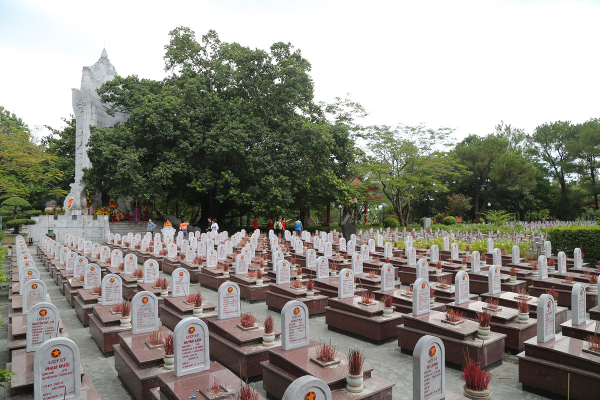 Đây là nơi an nghỉ của các liệt sĩ đã hy sinh trên tuyến đường mòn Hồ Chí Minh trong thời kỳ kháng chiến chống Mỹ cứu nước.