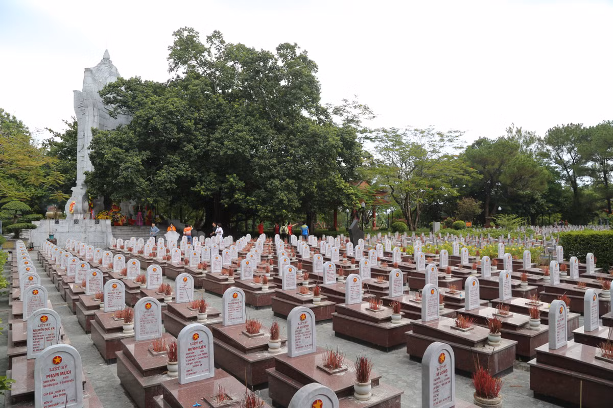 Đây là nơi an nghỉ của các liệt sĩ đã hy sinh trên tuyến đường mòn Hồ Chí Minh trong thời kỳ kháng chiến chống Mỹ cứu nước.