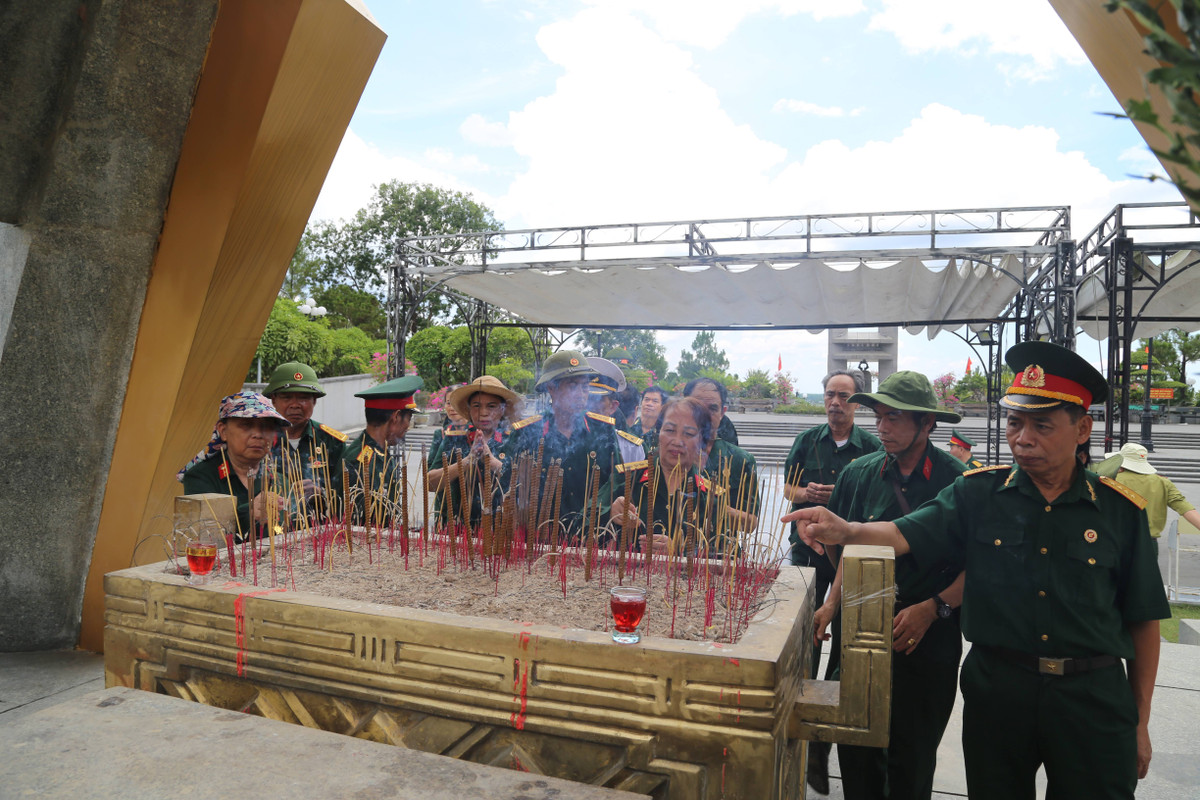 Thành kính dâng hương lên các anh hùng liệt sĩ.