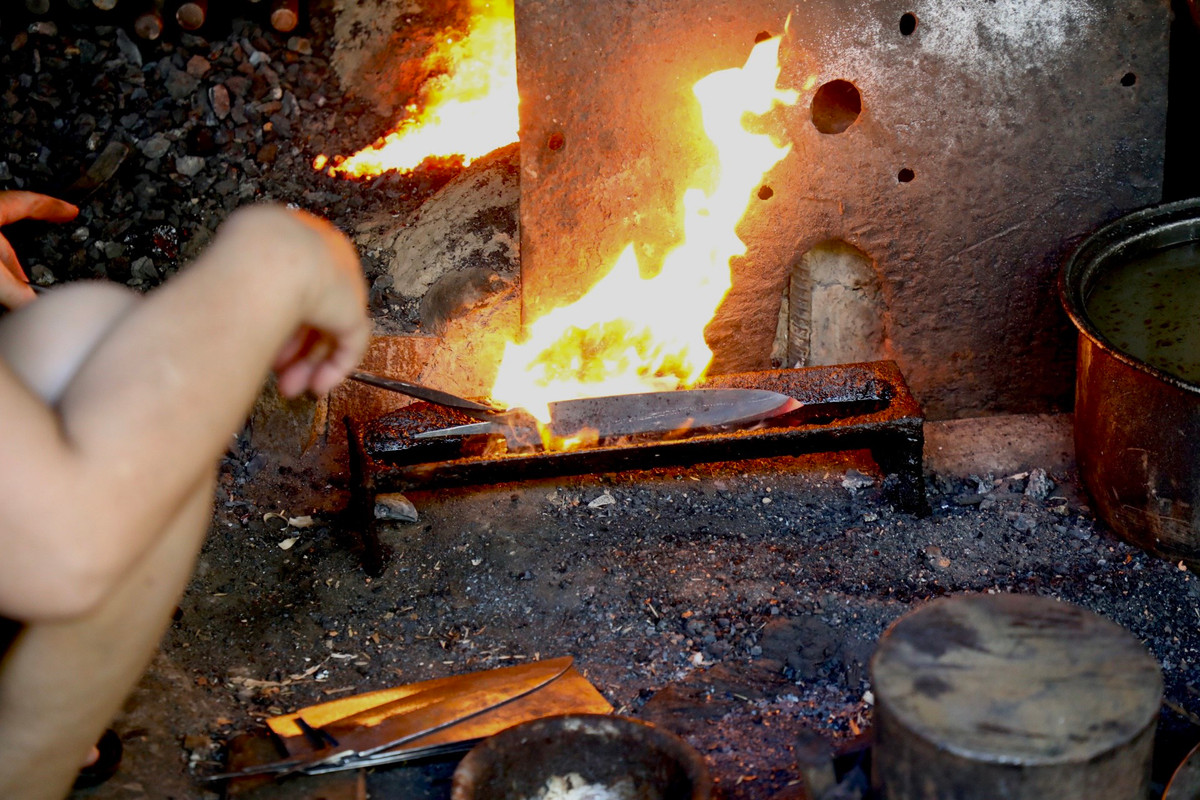 Với kinh nghiệm dày dạn và kỹ thuật tôi thép điêu luyện, những sản phẩm thủ công làng nghề Đa Sỹ nổi tiếng về độ bền bỉ, sắc bén, lâu bị cùn và ít mẻ.